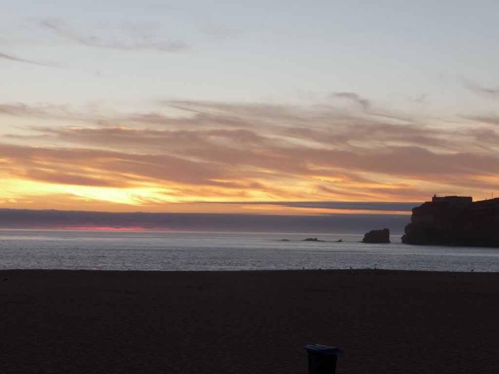 Puesta de Sol en Plaza de Nazaré. 2010. by Marguel