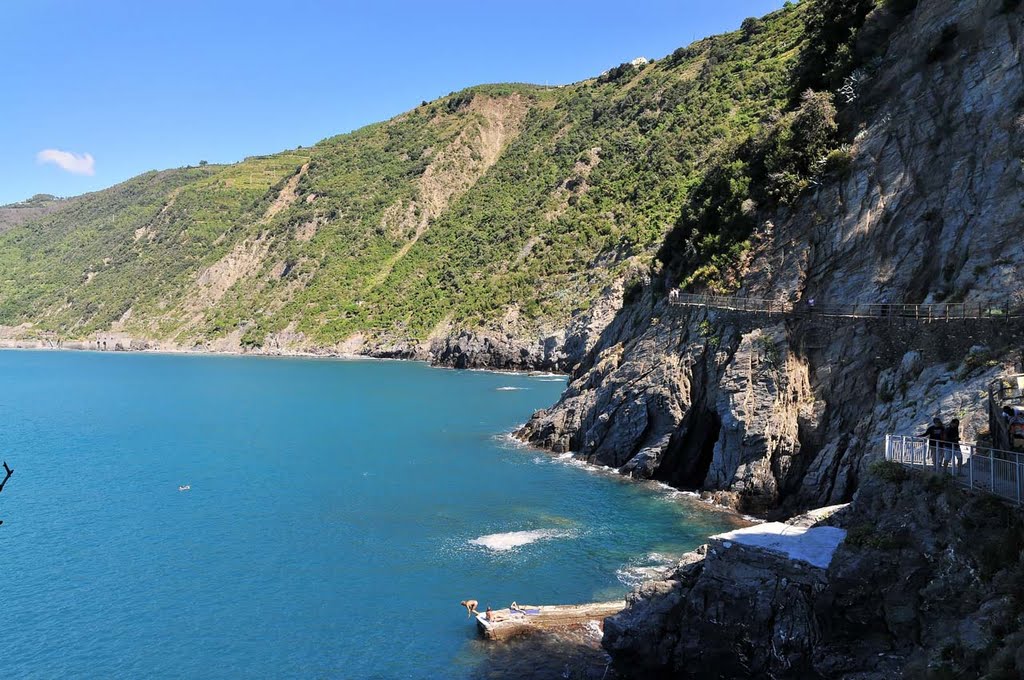 19017 Manarola, Province of La Spezia, Italy by Machmut Mofidi