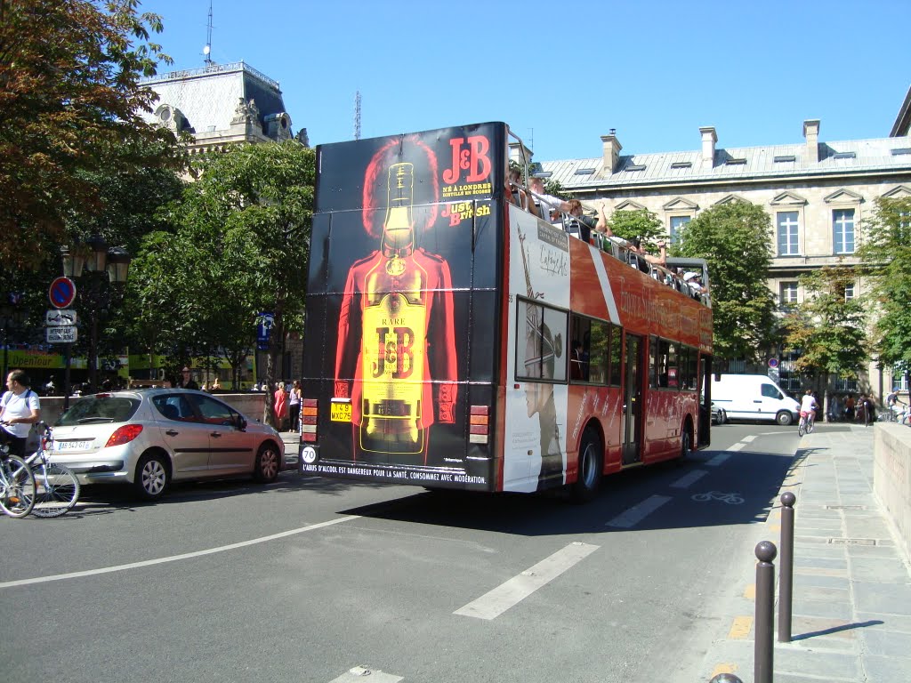 Île de la Cité - Ônibus turístico (07/2010) by Urias Takatohi