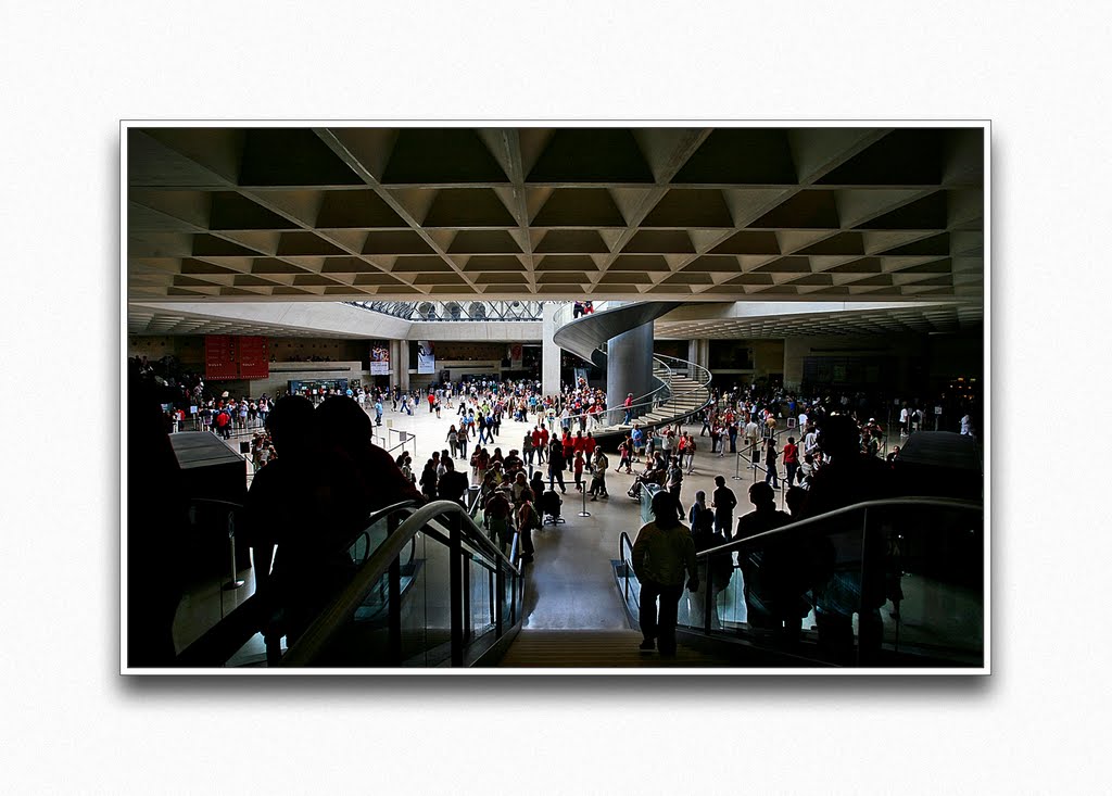 Sotto la piramide, Louvre, Parigi 13 agosto 2007 by Fabio Rosati