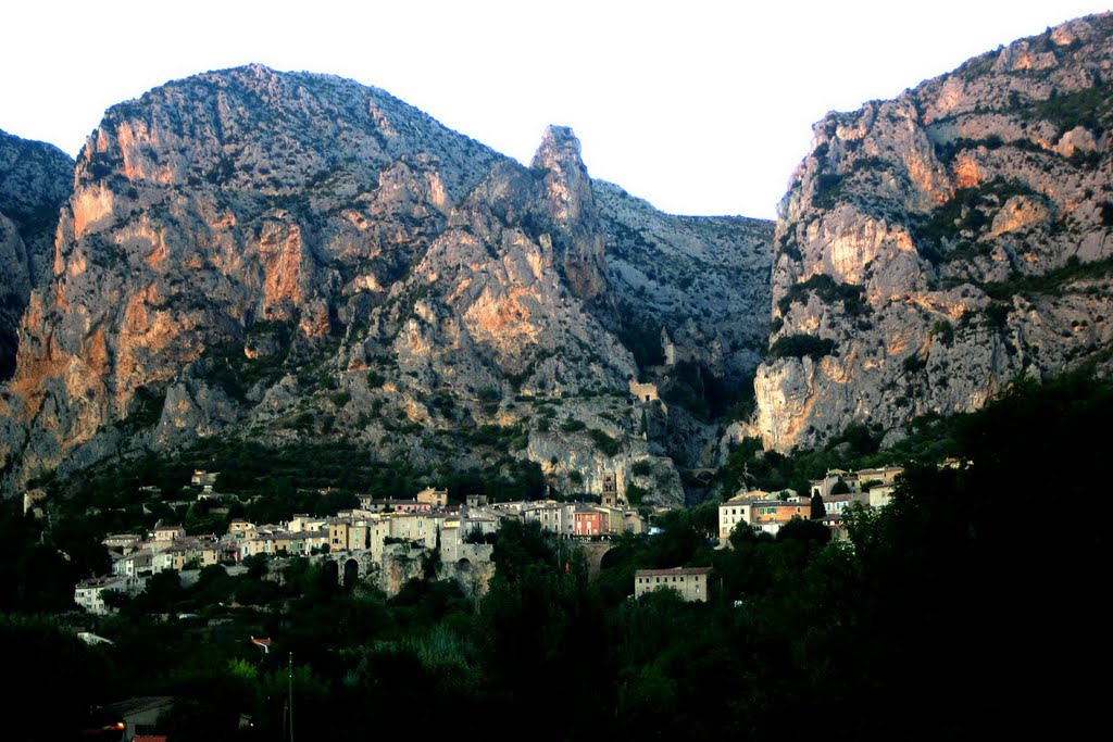 Moustiers Ste. Marie by RobenJoke Walkeuter