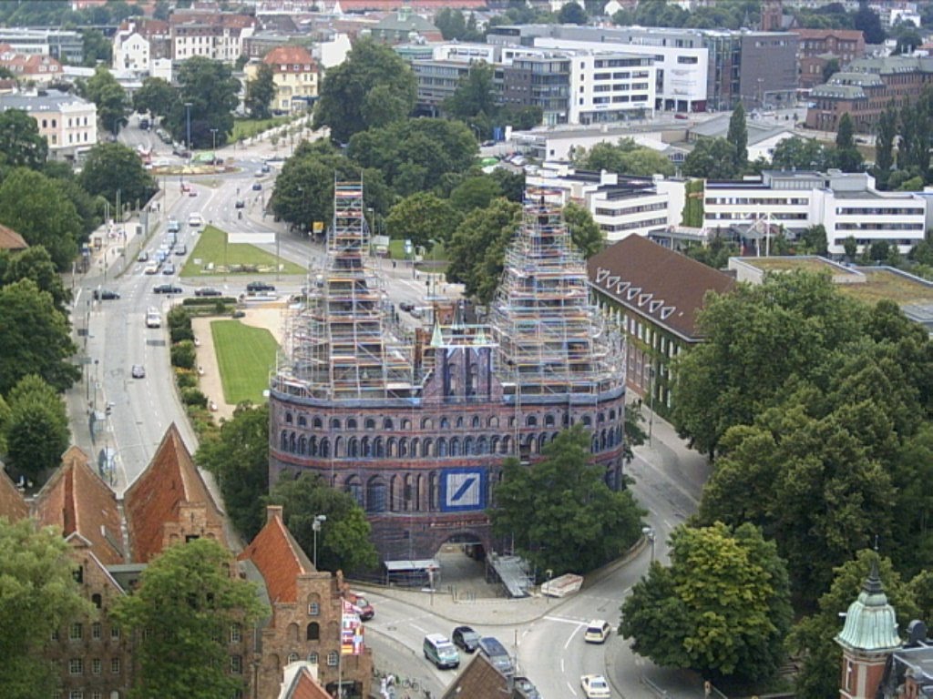 Holstentor während der Restaurierung 2005 by Volker Harms