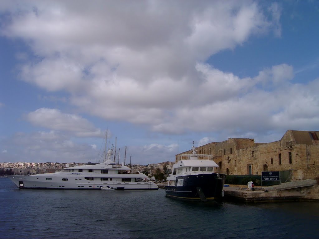 Triq Il-Forti Manoel, Il-Gżira, Malta by Martin Haaggen