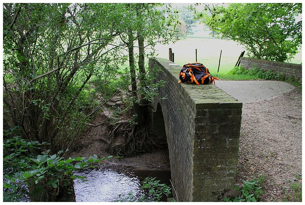 Brug over de rivier de Gulp bij Kasteel Neuborg by L.G. Viëtor