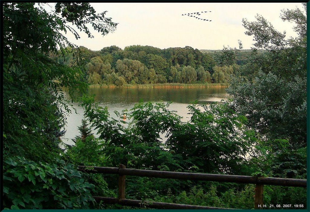 Der Balkon von Kladow lässt einen Blick auf die Pfaueninsel frei. by H. Hönow