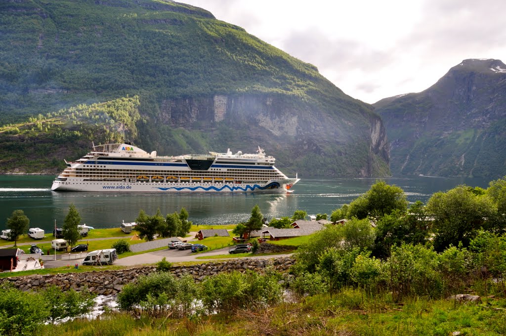 AIDAluna verlässt Geiranger by Carsten Wagner