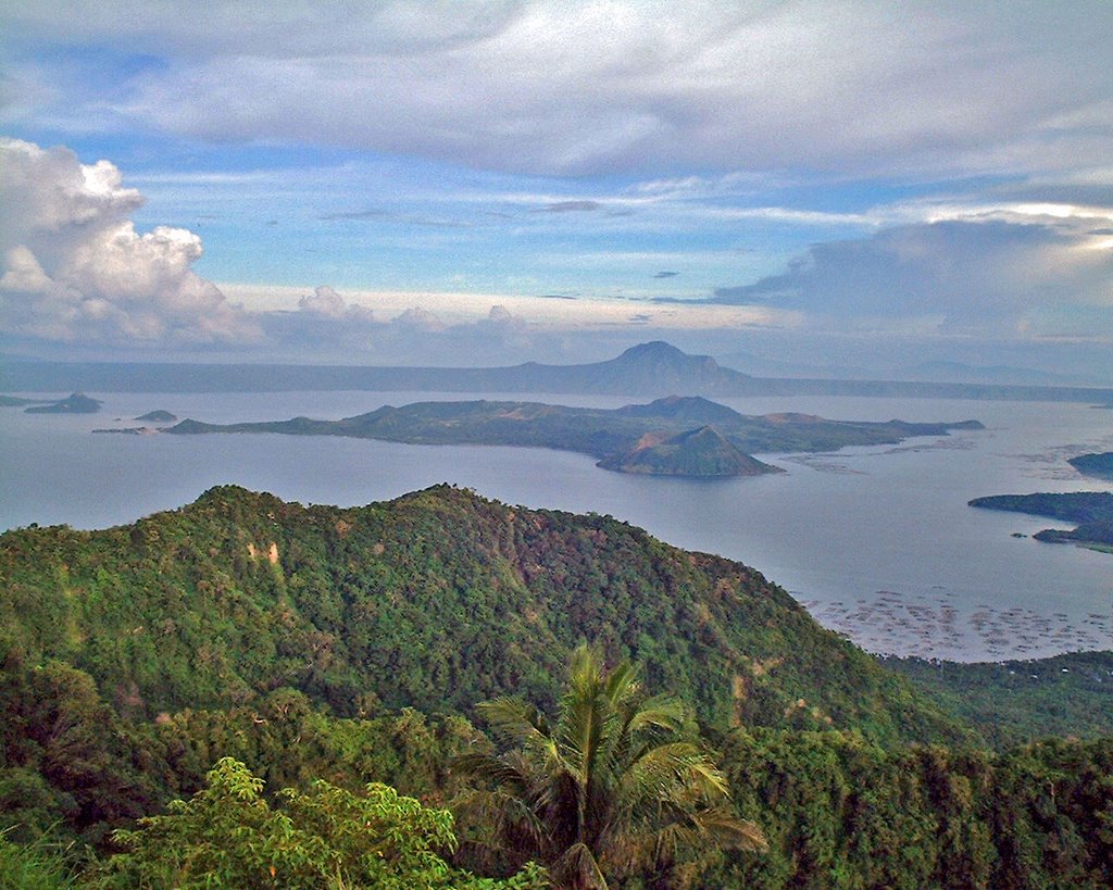 Tagaytay - Taal Volcano by Franck Landais