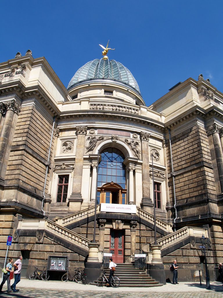 Das Gebäude der Kunstakademie, Dresden by Gorka Aranzabal