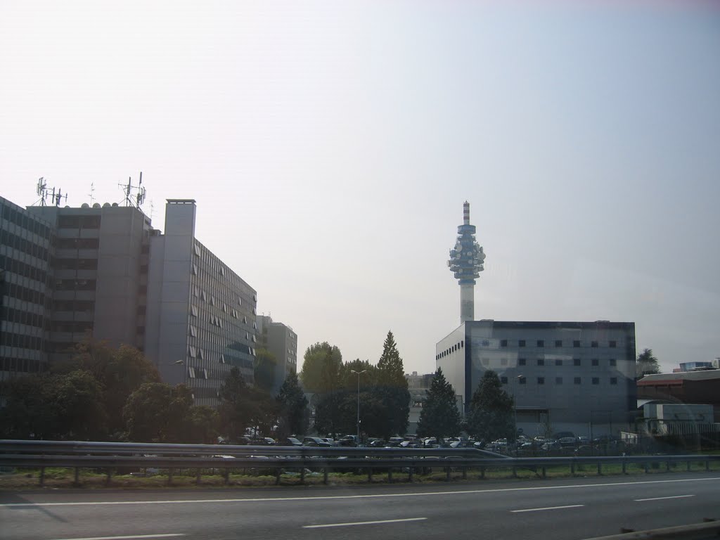 TORRE DE COMUNICACIONES EN MILAN by geletedecorito