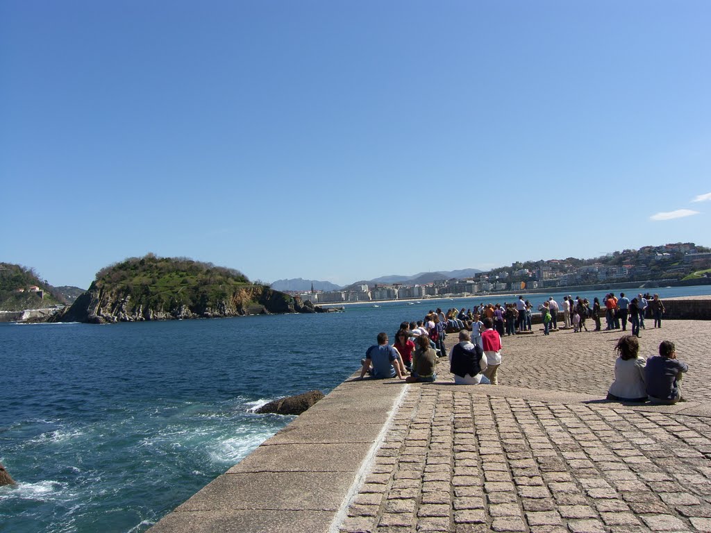 San Sebastian e Isla de Santa catalina desde la explanada del Peine de los Vientos by helicongus