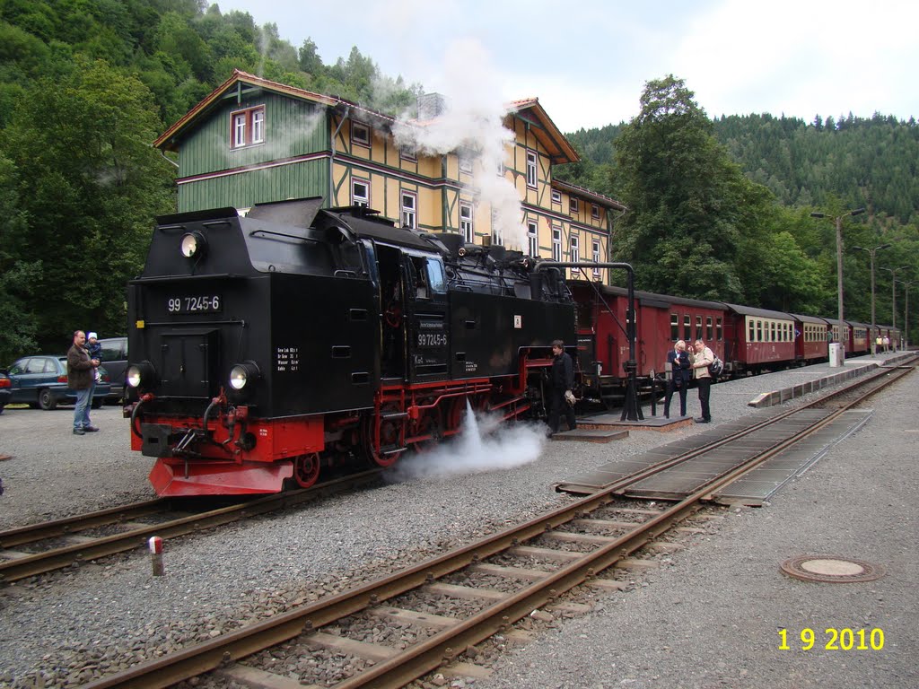 1172 31.08-07.09.10 Privébez HSB 31 01-09-10 Bahnhof Eisfelder Talmühle De 99 7245 met de trein by paklos