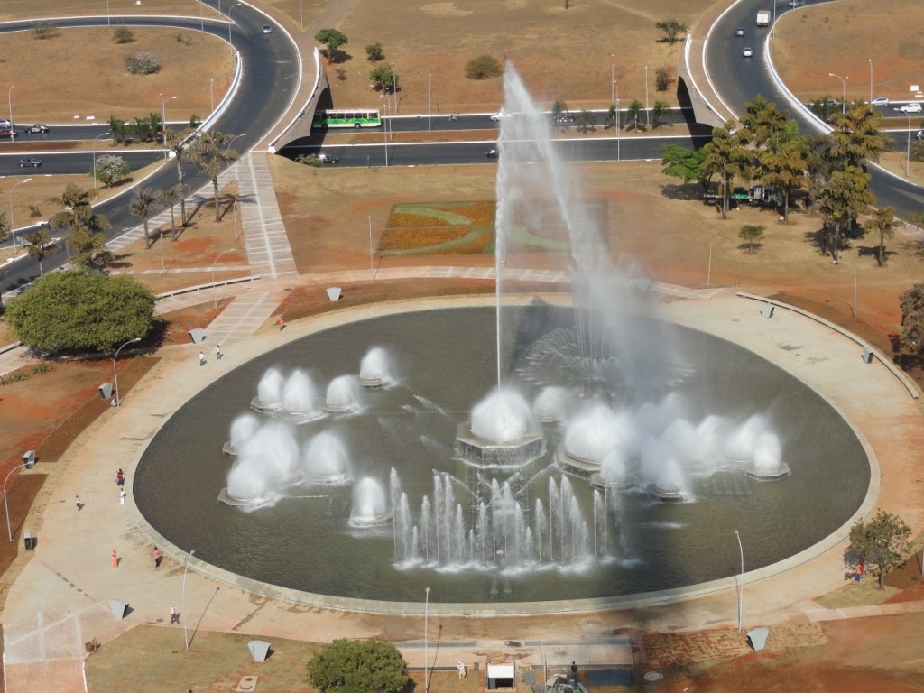 Brasília - DF: Fonte inaugurado dia 09/09/2010 - 50 anos da cidade - vista do mirante da Torre de TV. by VaConferir Por Walte…