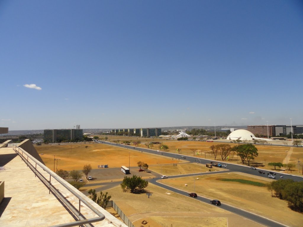 Brasília - DF: Esplanada dos ministérios vista do mirante do Teatro Nacional. by VaConferir Por Walte…