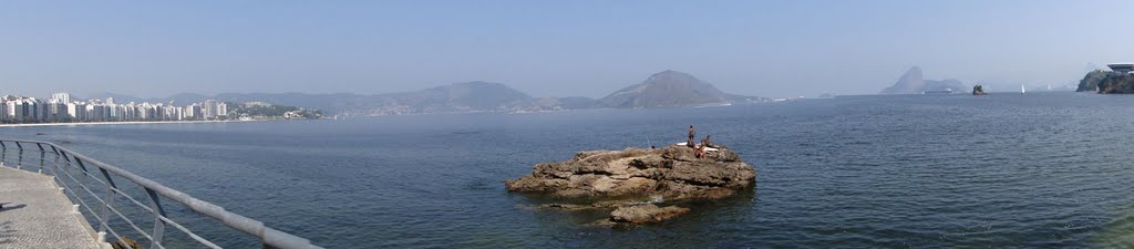 Flechas Beach - Niterói, RJ. by vivihmoura