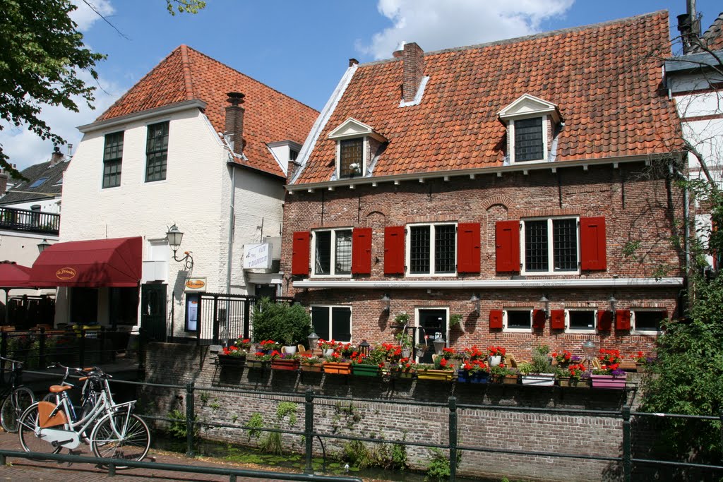 Terrassen aan de Langegracht, Amersfoort. by Carl030nl