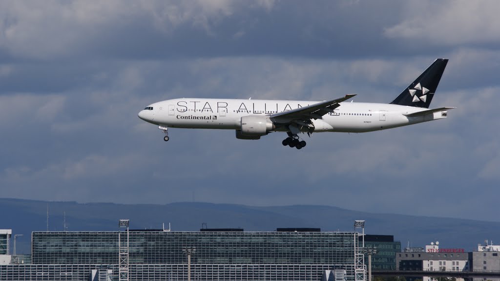 Fraport Landung Triple Seven der Continental by schnauzerfreund