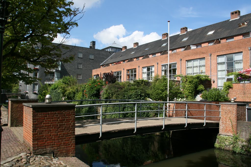 Brug naar particuliere autostal; Westersingel, Amersfoort. by Carl030nl