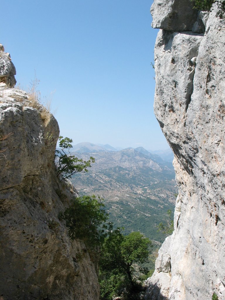 View from Zalongo - Θέα από το Ζάλογγο by Phaethon