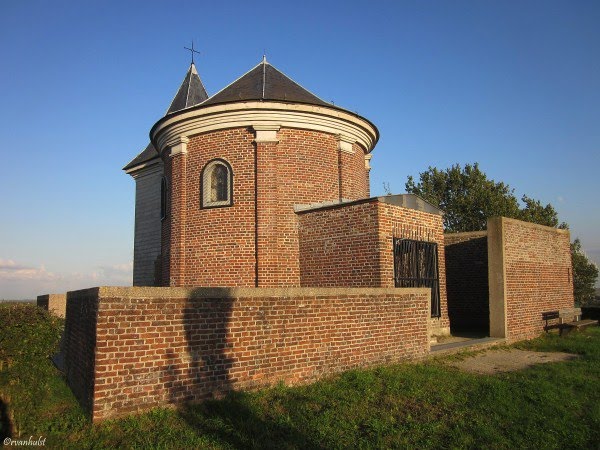 Hoegaarden, Hauthem, Marollenkapel met zitbank, oase van rust met uniek panorama over de regio by Vanhulst