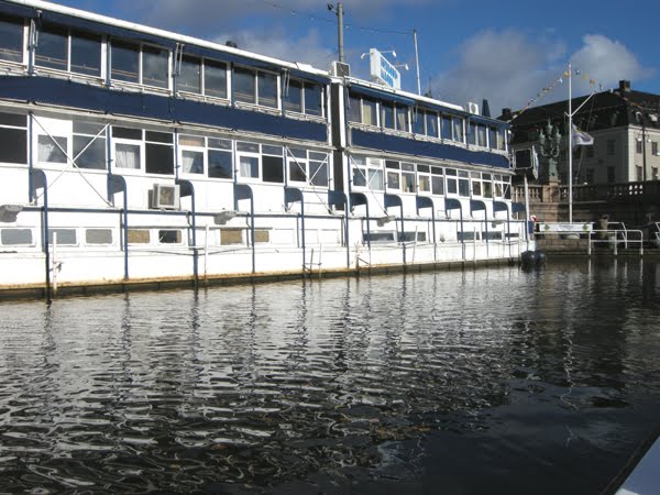 Göteborg: Restaurang vid Kungsportsplatsen by Arne Person