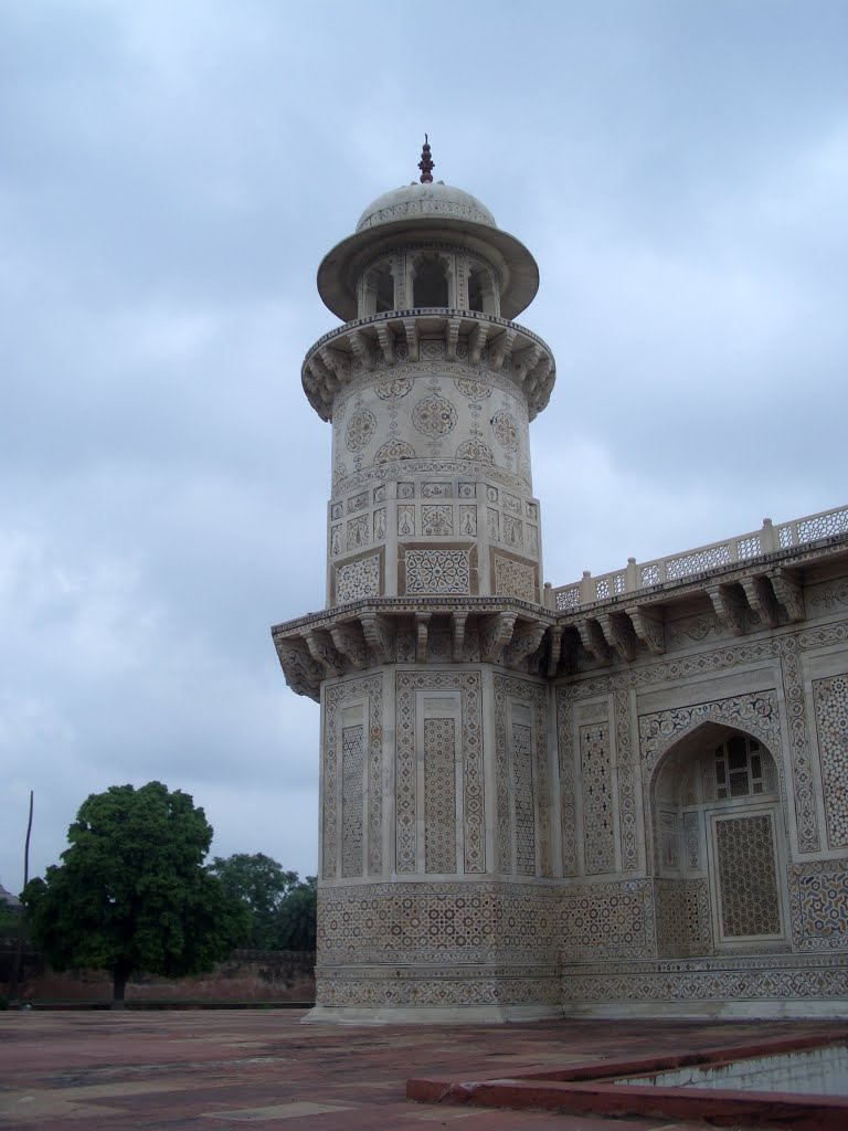 Tower of Baby Taj (Itmad Ud Daula) by Albert Cardona