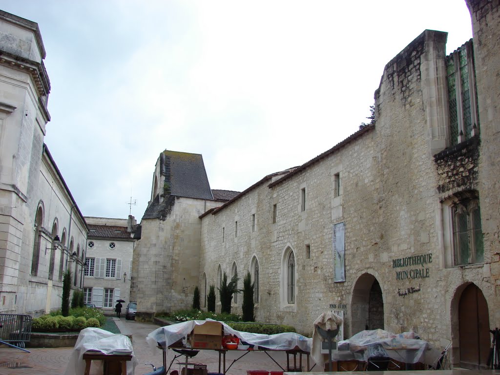 Bibliotheque municipale, Saintes, Poitou-Charentes, France by M.Strīķis