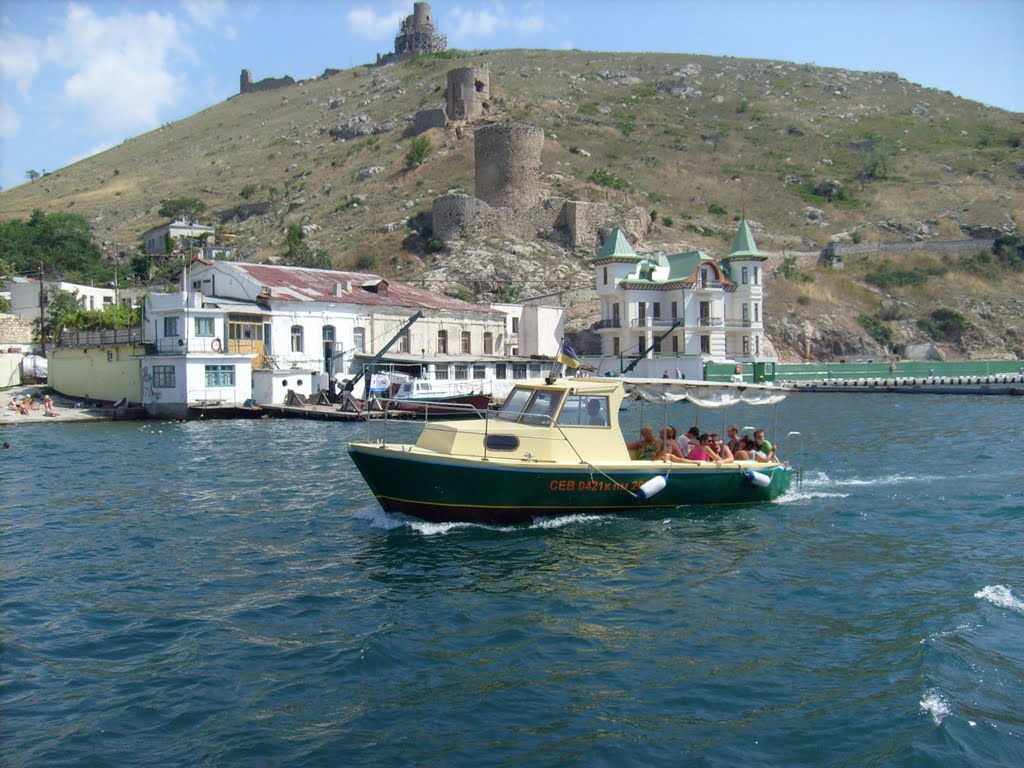 Вход в Балаклавскую бухту, башни Чембало--Entrance to Balaklava bay, Chembalo fortress towers by Serge ALI