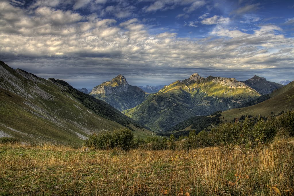 Vue Nord-est depuis le Col d'Arclosaz. by TFH1