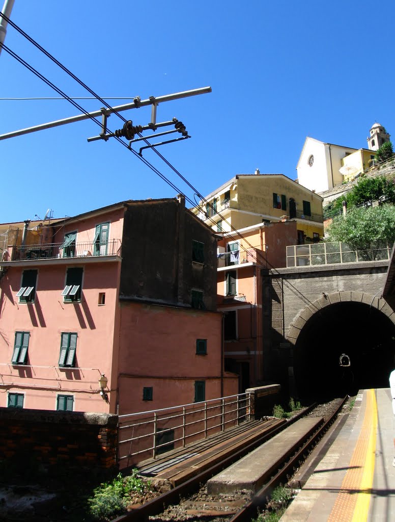 La stazione ferroviaria di Vernazza by Gabriella Gallo