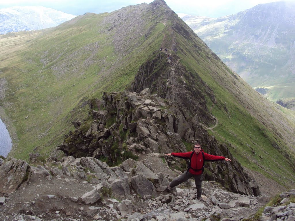 A pengeélû Striding Edge gerinc itt vezet az út felfelé by Steve Taylor35