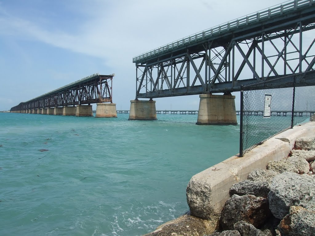 Bahia Honda Key, Florida, die alte Brücke vorne, die neue dahinter, 16.Mai 2010 by Wolfgang Hanko