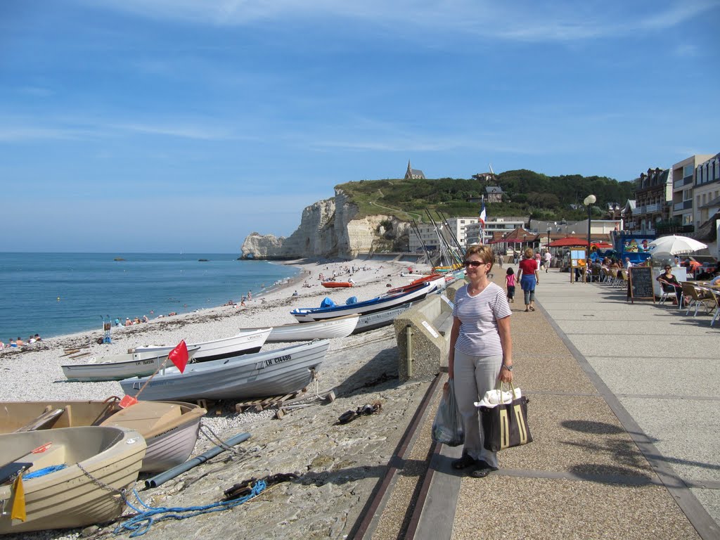 La plage et le port d'Etretat by francis B