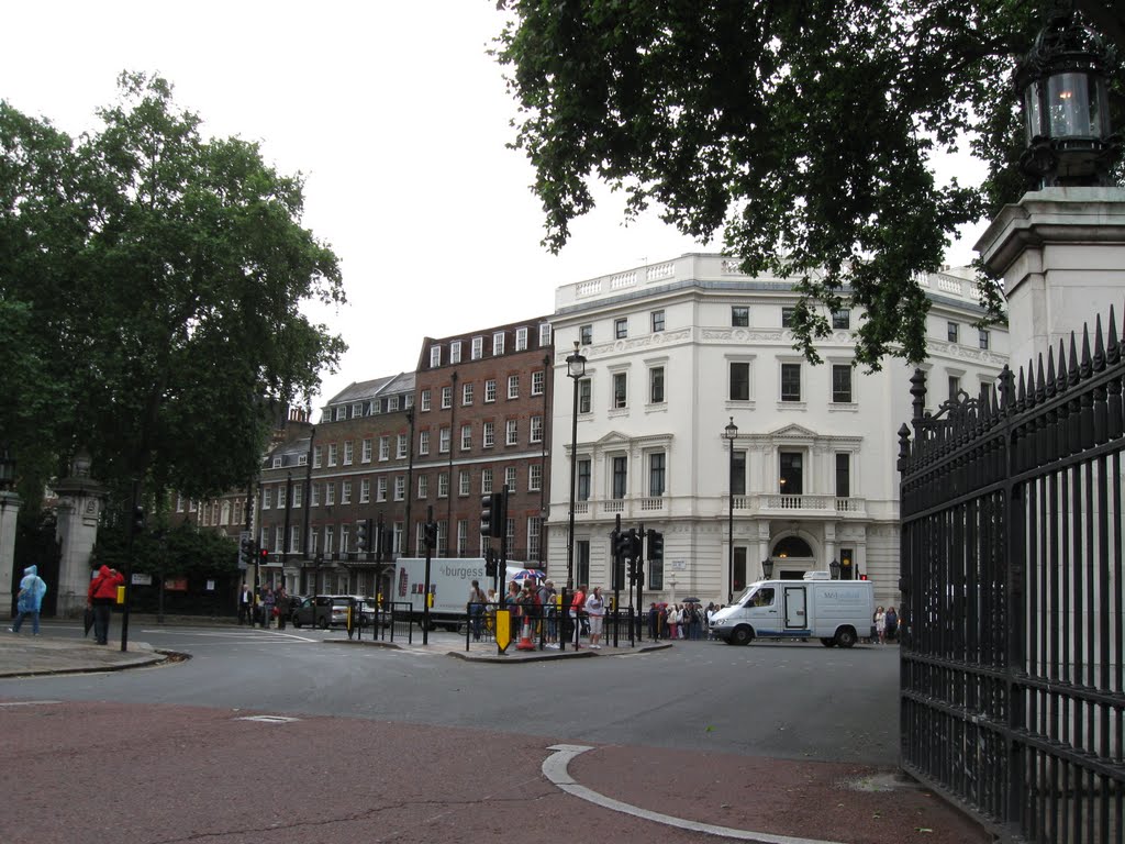 Londra - Buckingham Gate by Ioan Manoliu