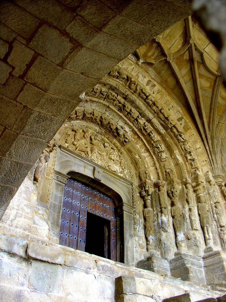 Pórtico románico Iglesia de San Esteban by Luis Domingo