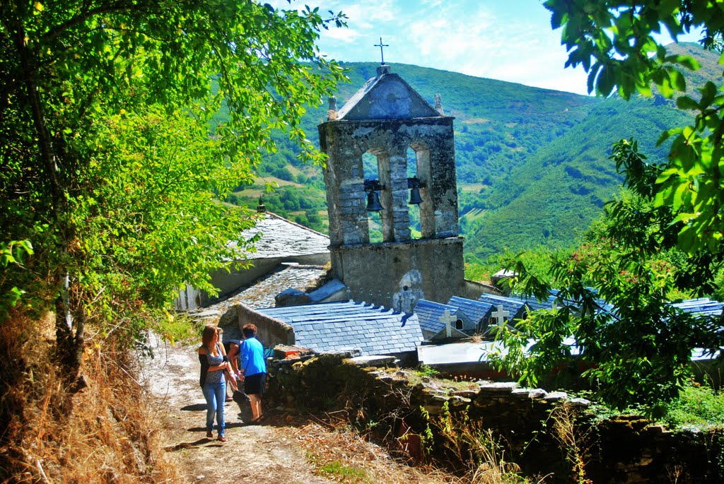 Esta es la pequeña Iglesia de Visuña, situada en la barriada mas alta, despues de Ceramo, esta es La Airexa by sergio lopez barreir…