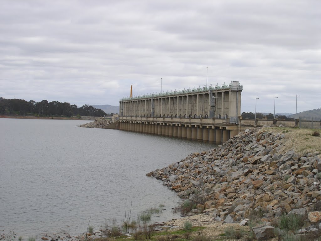 Lake Hume wall by cda101