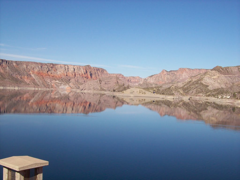 Reflejos en el lago by juan carlos Barros