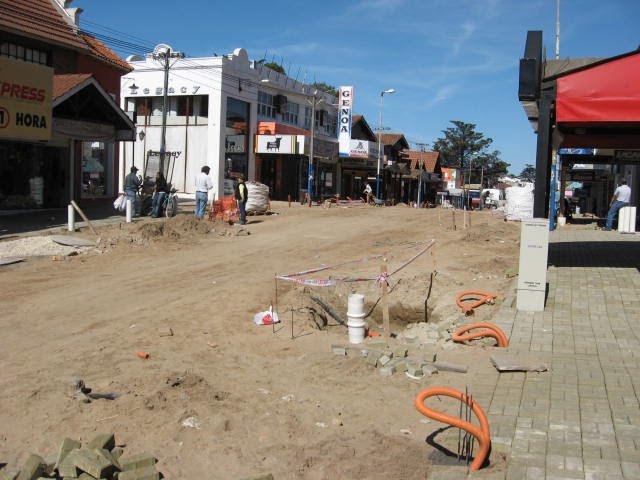 La avenida tres modificada por la gestion...intervencion urbana mejorando la ciudad by G.C.ADRIAN