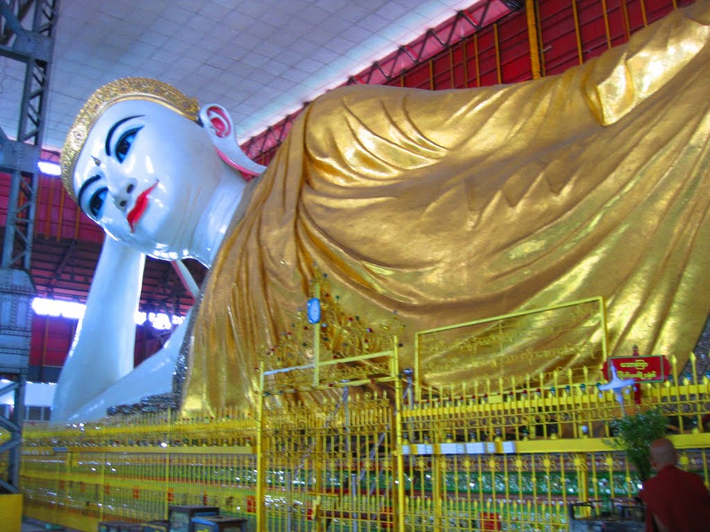 Kyauk Htat Gyi giant reclining Buddha image by Anuar T