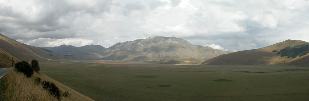 Vista sul Pian Grande e il Vettore by Mauro Bifani