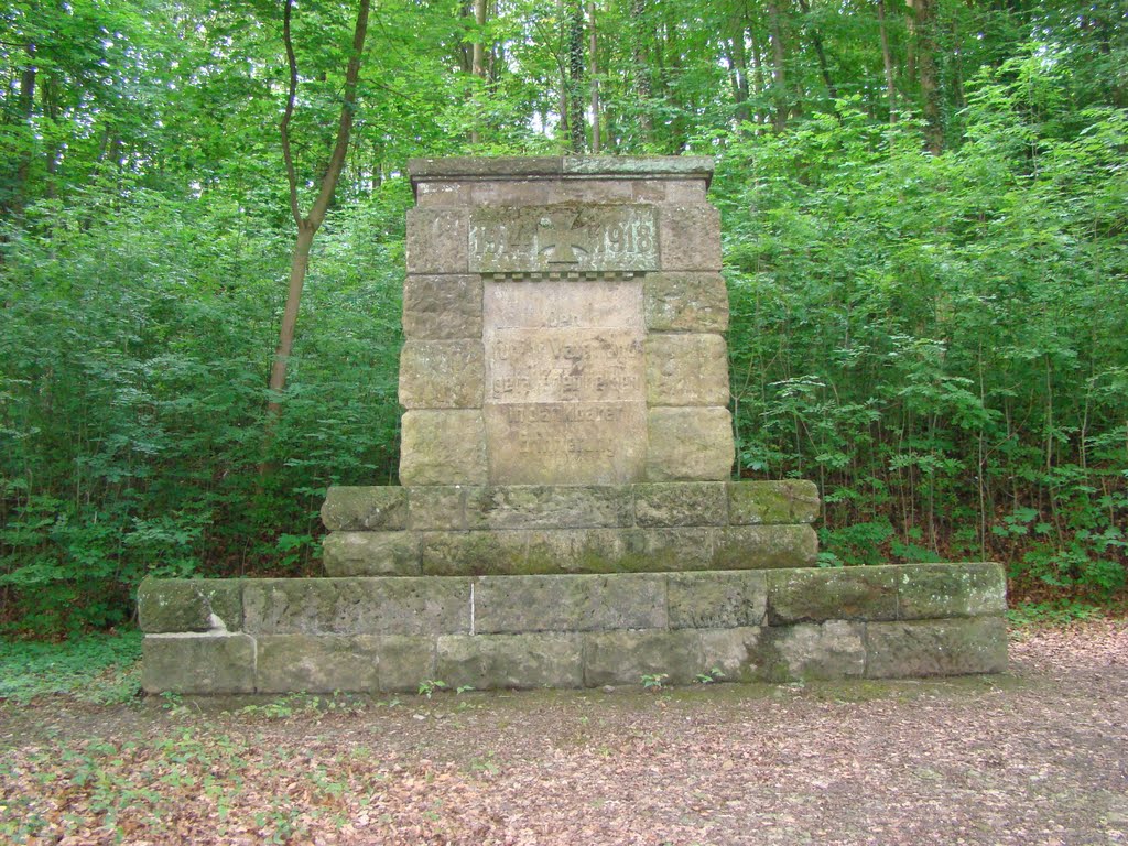 Porta Westfalica ( Ehrenmal,Inschrift: 1914-1918 Den für ihr Vaterland gefallenen Helden in dankbarer Erinnerung) August 2010 by DortmundWestfalica