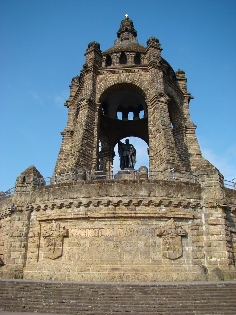 Porta Westfalica ( Kaiser-Wilhelm-Denkmal an der Porta Westfalica ) August 2010 by DortmundWestfalica