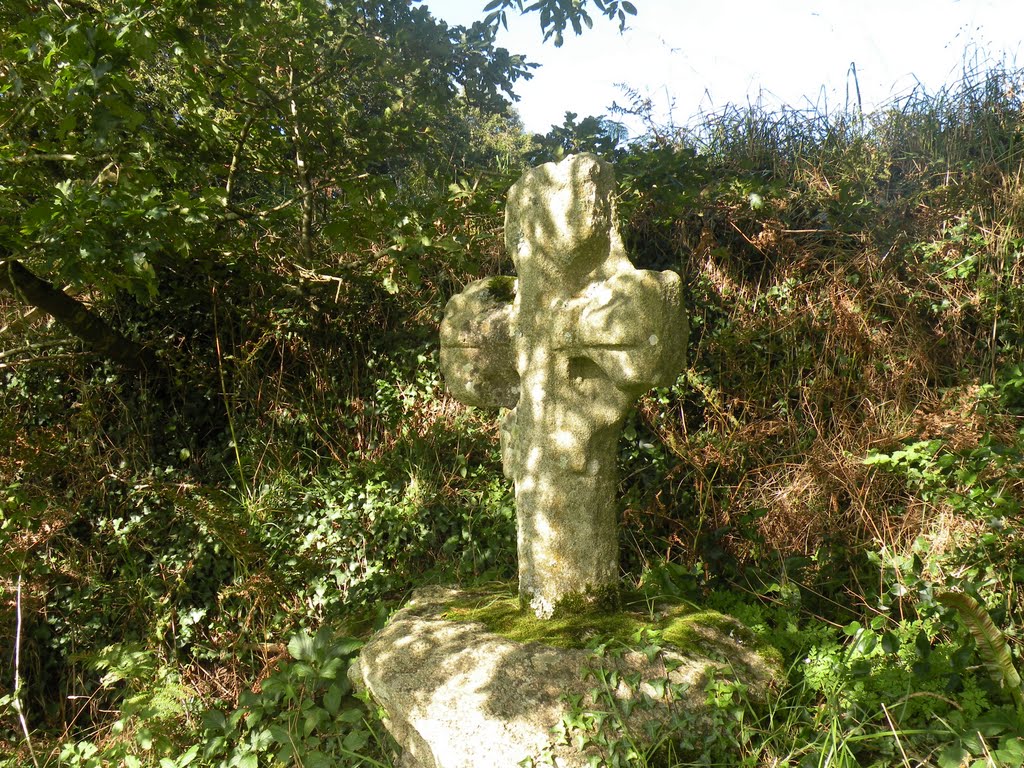 KERSAINT-PLABENNEC, Jeux d'ombres sur la croix près de la chapelle de Lanvelar by Trébaol François