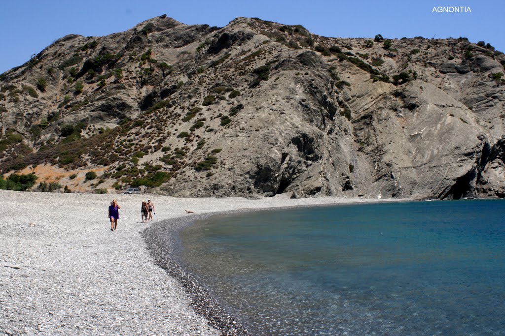 Karpathos 10 agosto 2009 - Folla sulla spiaggia di Forokli by wapi_vyoo