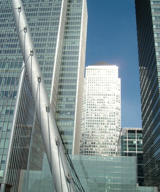 Footbridge at canary wharf by adamalika