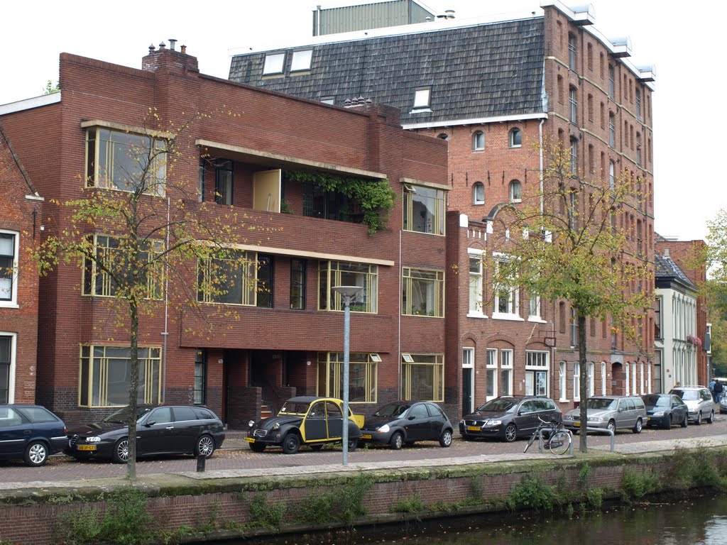 Woningcomplex aan het Lage der A 9-10, ontworpen in de stijl van de Nieuwe Zakelijkheid (1933) van architect H.B. Bulder (1890-1955). Op 27-8-1896 verkochten de erven J.C. de Mol Moncourt een herenhuis aan het Lage der A (T 165) en de pakhuizen "De Theems", "De Schelde", "De Rijn" en "De Hoop", gelegen aan de Lage der A 9-12 en de Sledemennerstraat. Rechts het pakhuis aan de Lage der A 12-13 (Rijksmonument 485842). by Hans R. van der Woud…