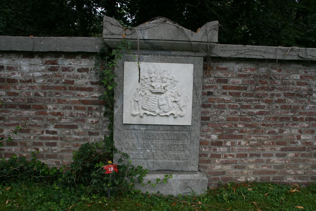 Adelijk graf (# 19) op de heuvel van Begraafplaats Soestbergen, Utrecht. by Carl030nl