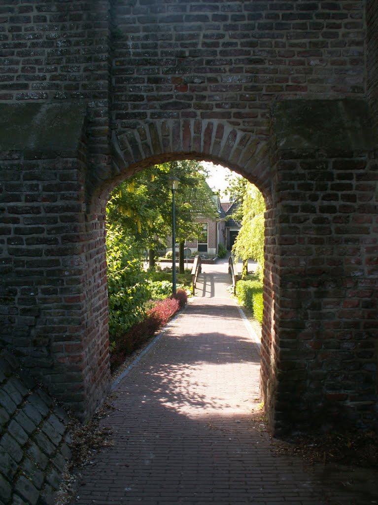 Hattem - Poortje naar de Grote Gracht by J.G. Nuijten