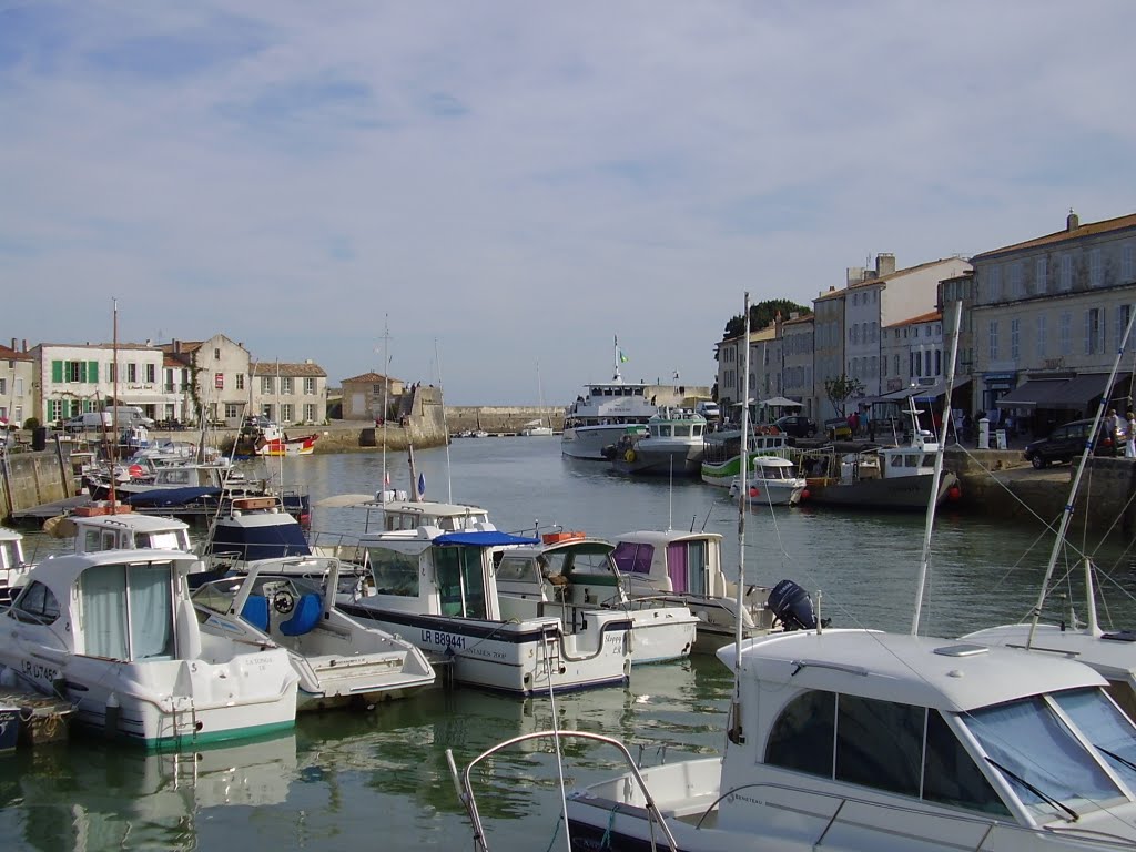 St Martin ferry docking by rogermantell