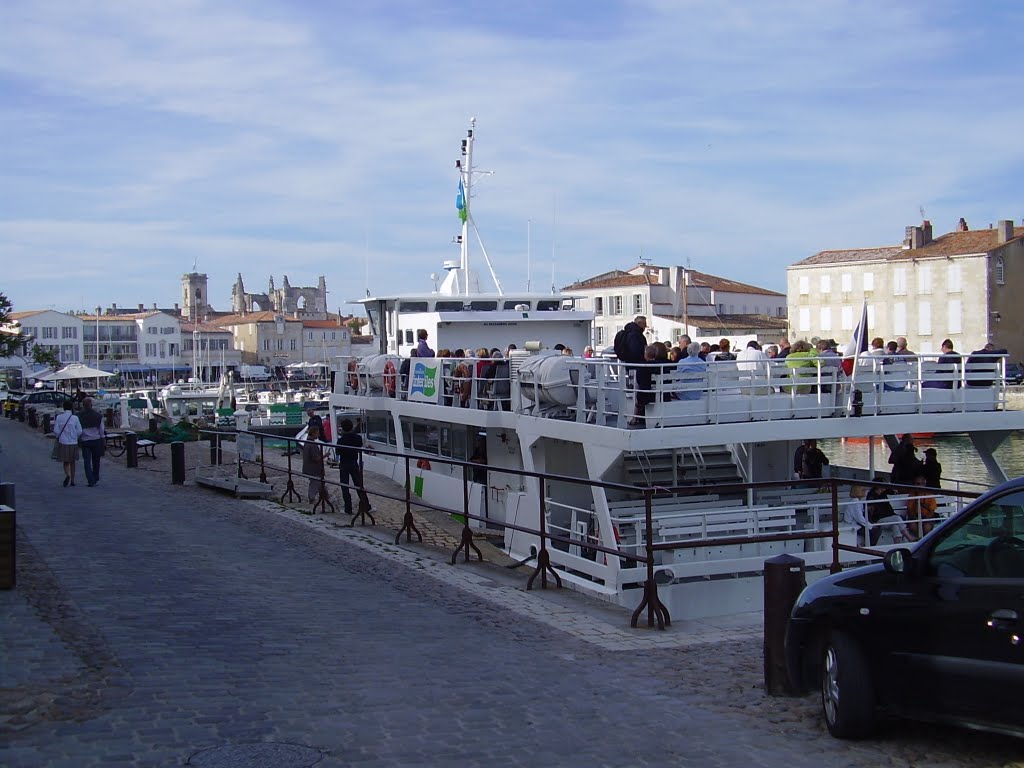 Ferry to La Rochelle loading by rogermantell